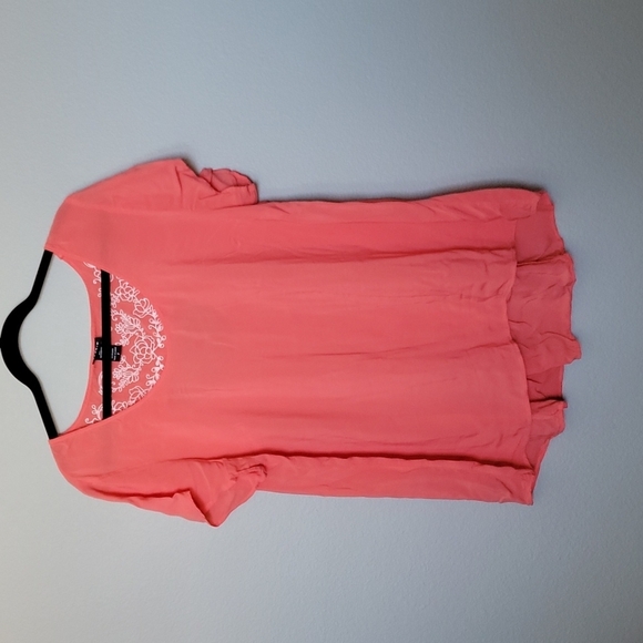 Torrid Romantic Spring coral embroidered cut out back top size 2 - Picture 4 of 11